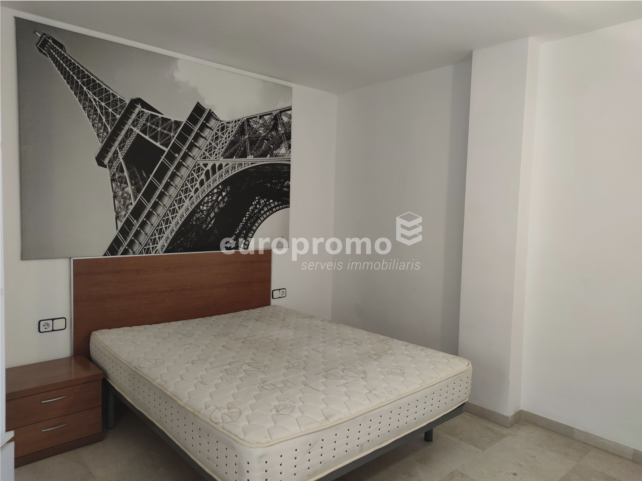 Pis acollidor d'una habitació amb despatx al centre de Girona!